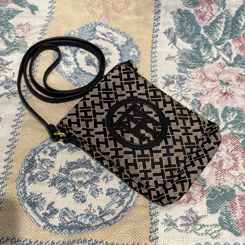 🎉 Tommy Hilfiger Black and Gray Patterned Crossbody Bag